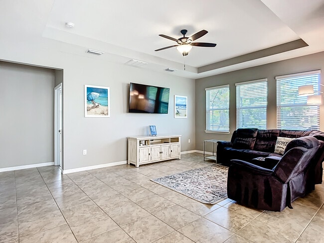 Building Photo - 3009 Esmeralda Dr