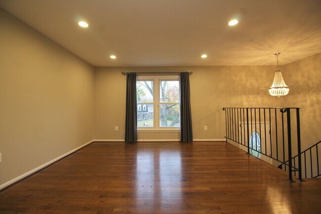 Building Photo - Large 4BR/3B Brick Home