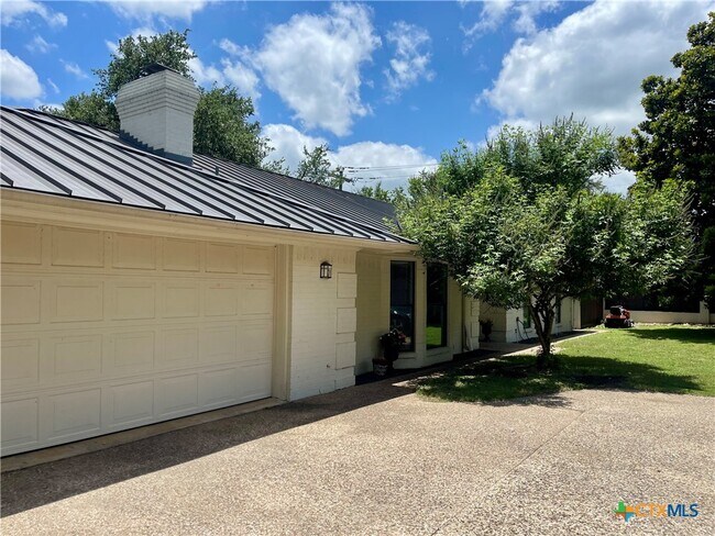 Building Photo - 1508 S Ridge Rd
