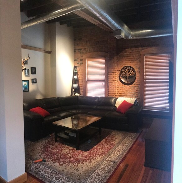 Building Photo - 323 W Fayette St
