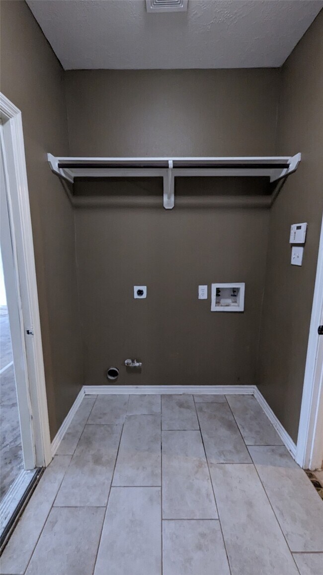 Building Photo - 5602 Walkabout Way