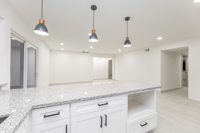 Building Photo - 7115 Falling Waters Dr