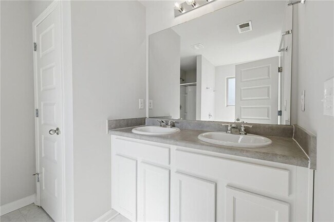 Building Photo - 3237 Cedar Crest Way