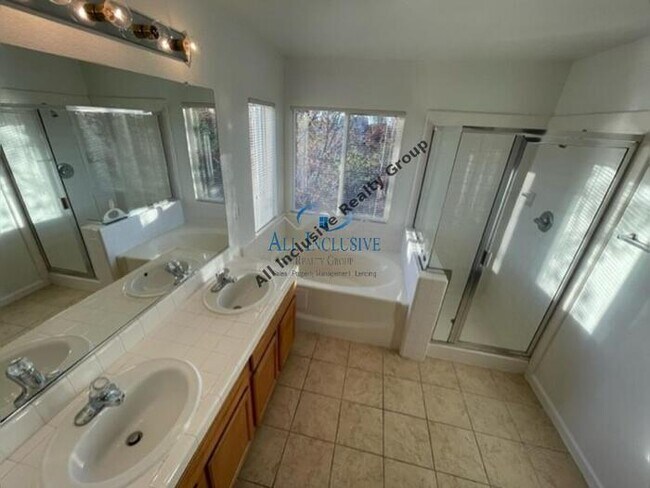 Building Photo - Charming 3-Bedroom Home in Desirable Folso...