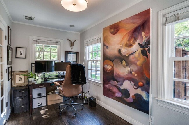 Building Photo - A Stunning, Updated Home in the heart of Dallas