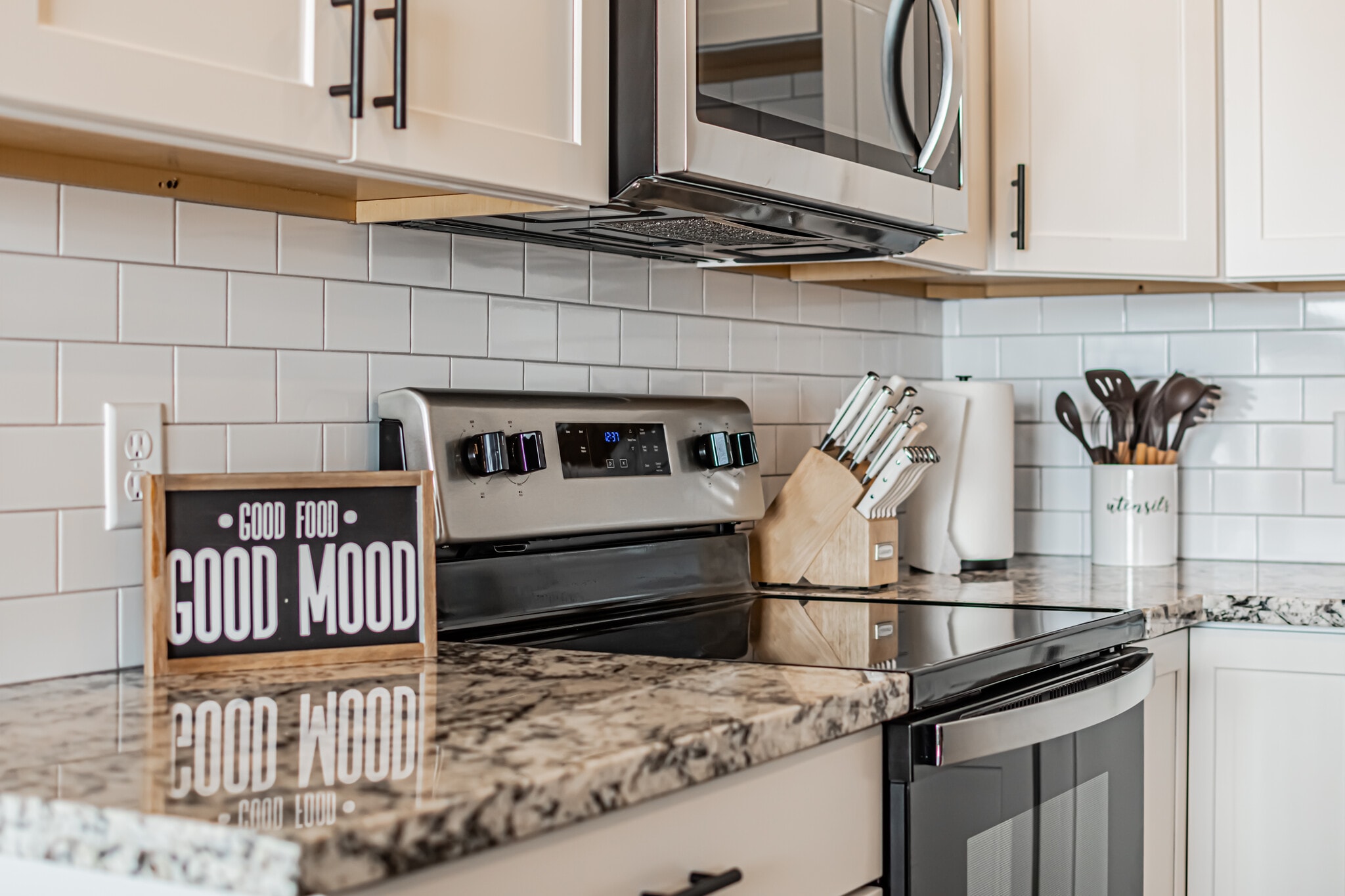 Building Photo - 380 S 3rd W