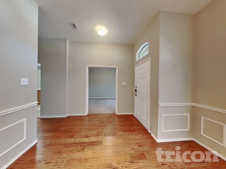 Building Photo - 4702 Valleyview Dr