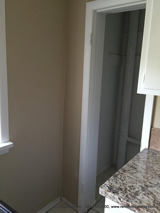 Building Photo - Top Floor Renovated 1 Bed/1 Bath Apartment in Victorian 4-Plex