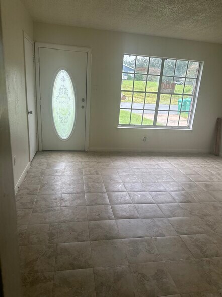Living Room - 423 N Wilson Blvd