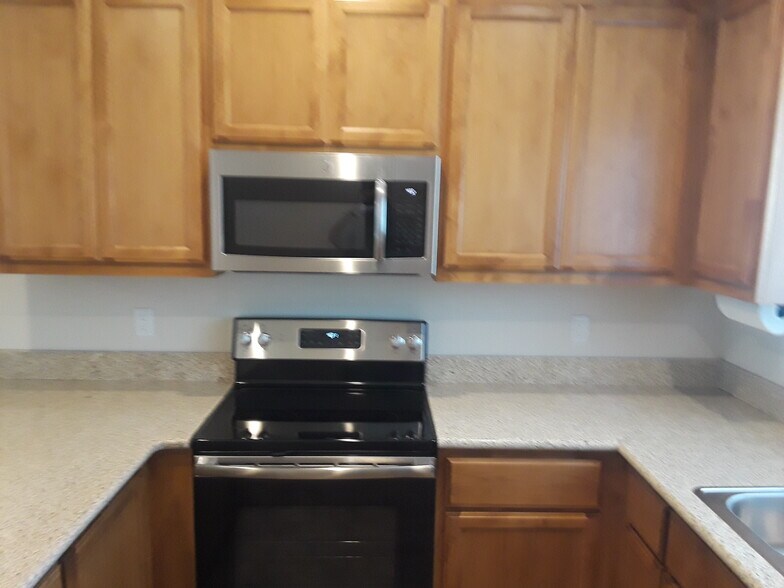 Building Photo - 1005 W 6th St