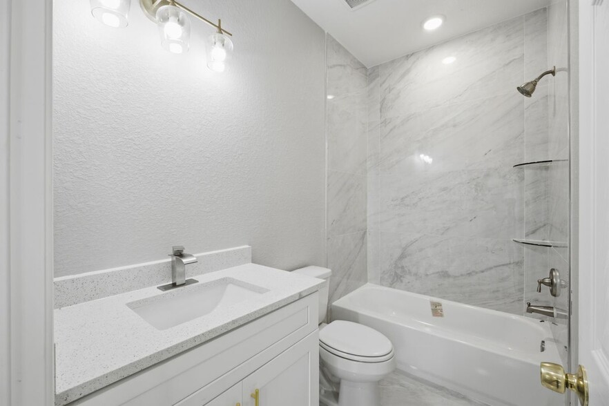 Building Photo - 1915 Ross Ave