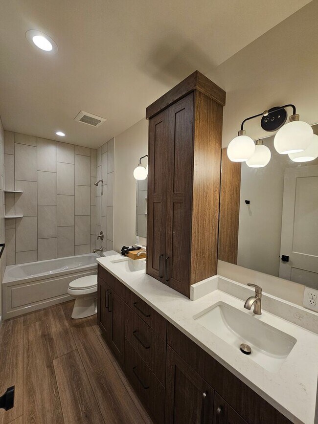 Building Photo - Crapo's 156 Duplex