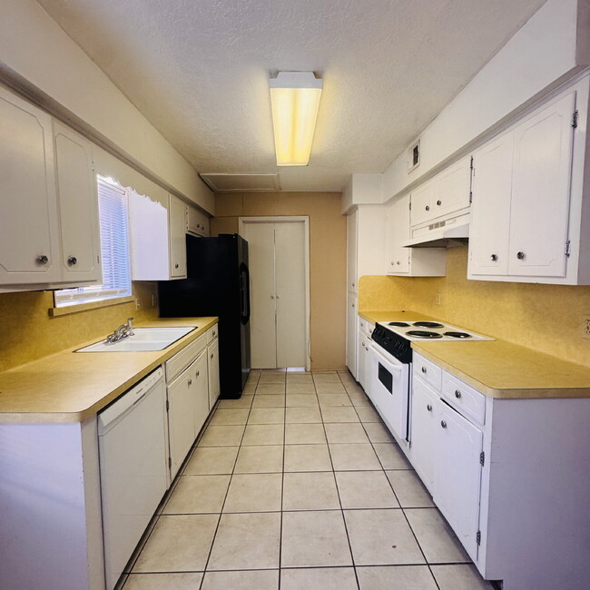 Building Photo - Spacious 3 Bedroom, 2.5 Bathroom Townhome in West End Beaumont