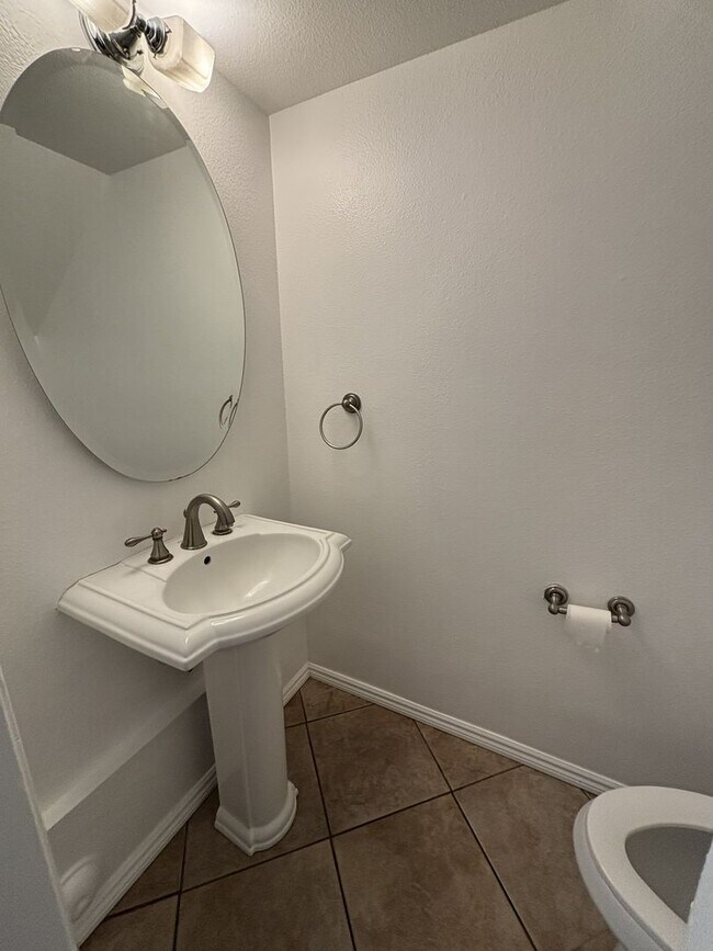 Building Photo - MOVE IN READY Updated La Habra condo