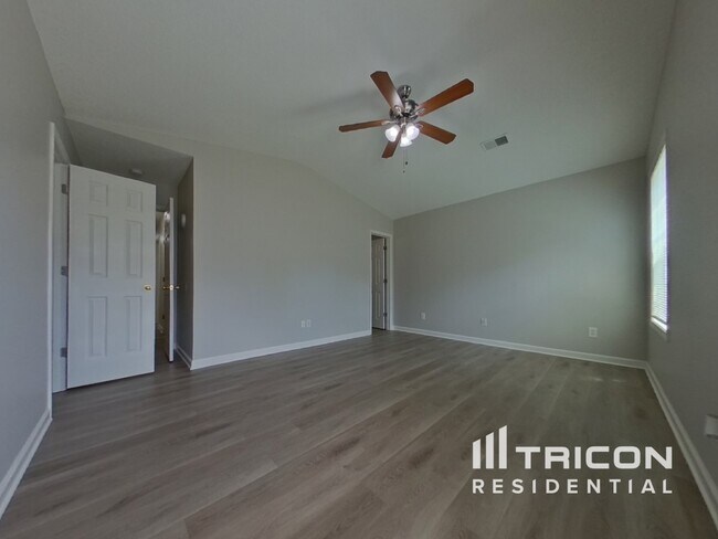 Building Photo - 404 Castle Ridge Dr