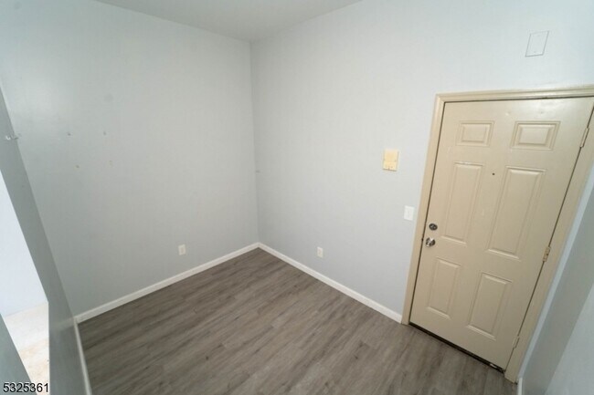 Building Photo - 331 Straight St