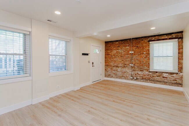 Building Photo - 2928 N Hoyne Ave