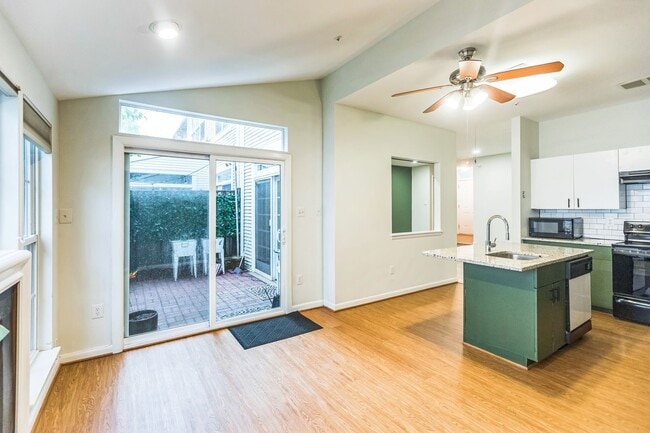 Building Photo - Bright & Spacious 3BR Townhome with Garage...