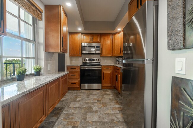 Building Photo - 3200 N Palm Aire Dr