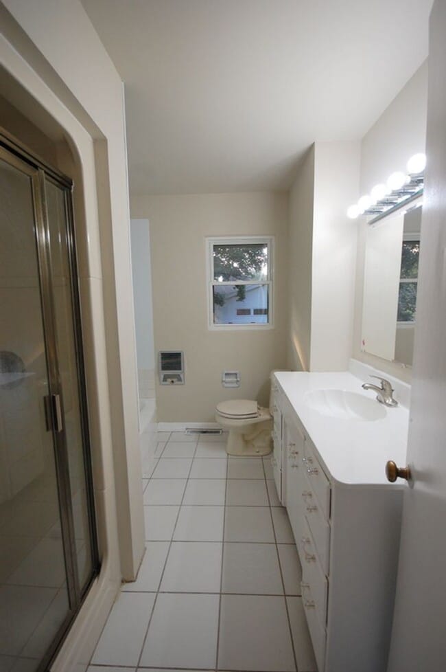 Building Photo - 3 Bedroom 2 Bathroom 2 Stall Attached Garage - Boone Iowa