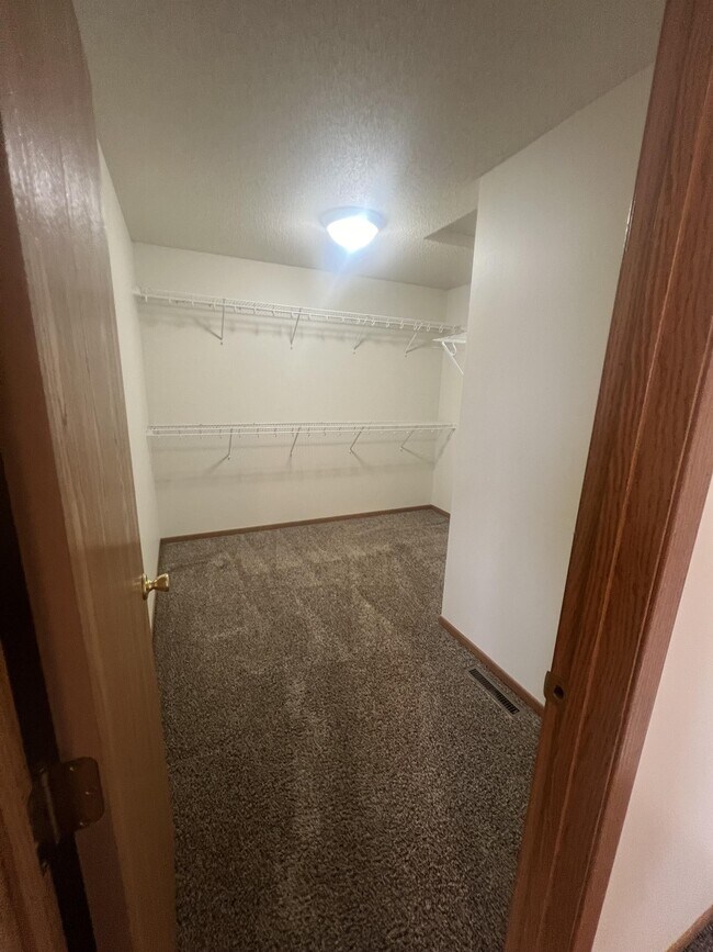 Building Photo - 4202 Estate Dr S