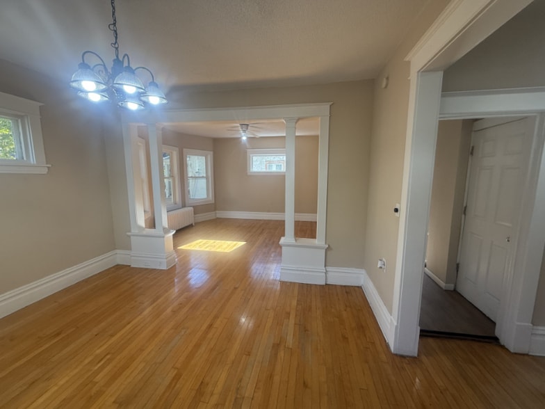 Building Photo - 350 George St W