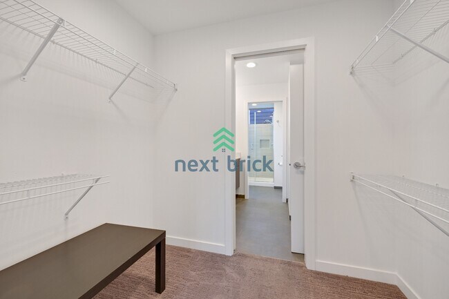 Building Photo - A beautiful 3 bed and 2 bathroom townhouse for rent