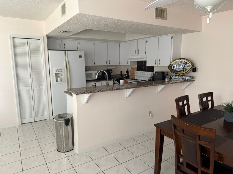 Building Photo - 160 Palm Sparrow Ct