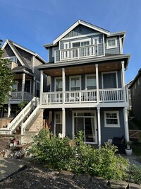 Building Photo - Stunning Trilevel home Woodinville!