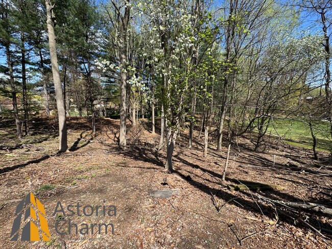 Building Photo - Spacious 5 Bedroom 3 Bath + Den Single Family Detached Home