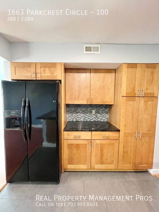 Building Photo - 1663 Parkcrest Cir