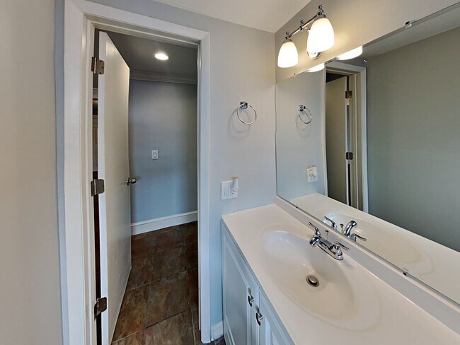 Building Photo - Charming 3-Bed, 2-Bath Home in Port Richey with Garage