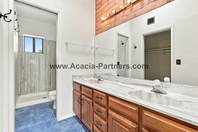 Building Photo - Spacious Three Bedroom/Three Bath Townhome