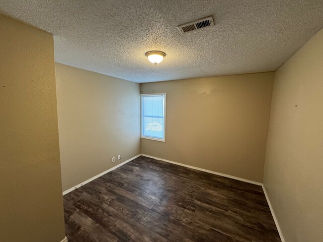 Building Photo - $1195 - 4 bed 2 bath - Single Family Home