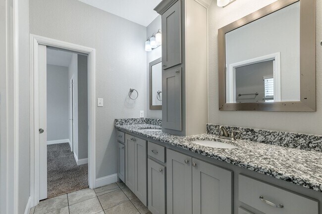 Building Photo - * MOVE IN SUMMER 07/06/2027 * 6 Bed 4 Bath, Walk to TCU, Free Light Housekeeping