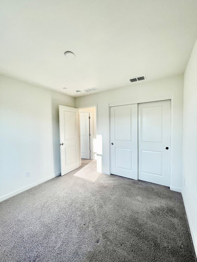 Building Photo - Superb Condo Living in North Natomas! 4 be...