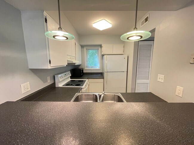 Building Photo - Updated 2br 2ba End Unit in Chancellor Squ...