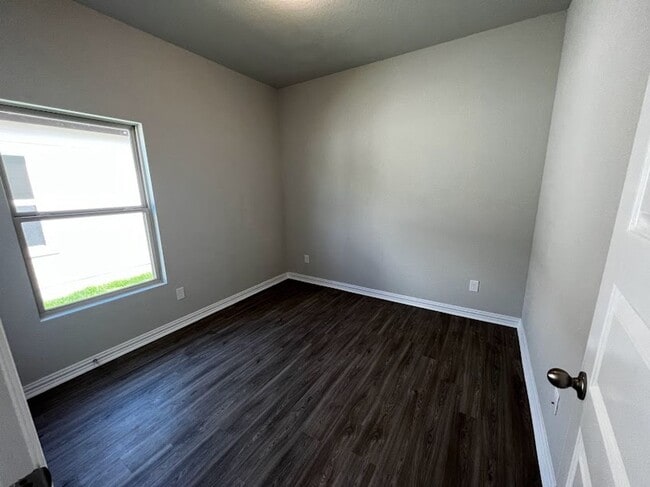Building Photo - Spacious Single-Story Duplex with Upgraded Kitchen Appliances