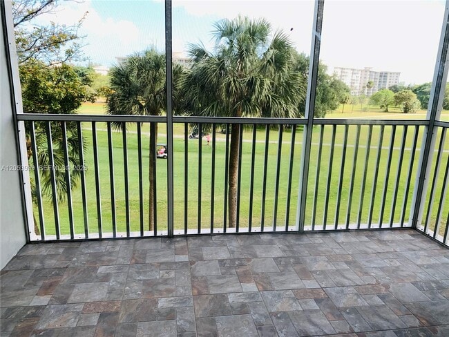 Building Photo - 2850 N Palm Aire Dr