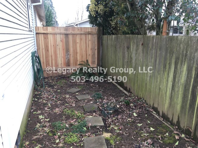 Building Photo - THREI05