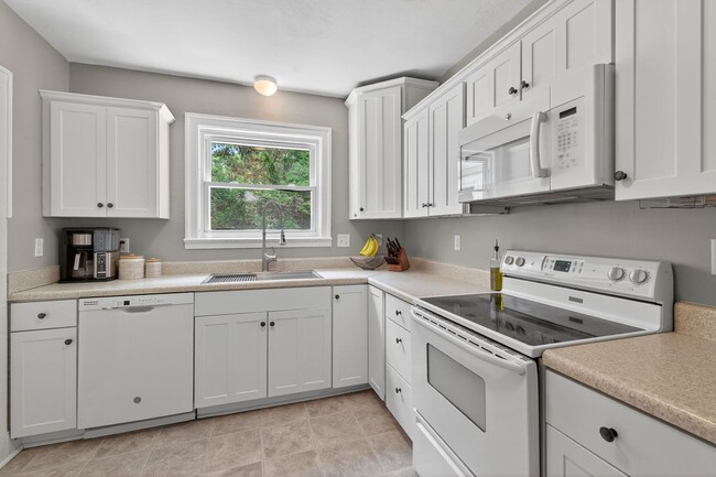 Building Photo - Available September 1st! A First Time Rent...