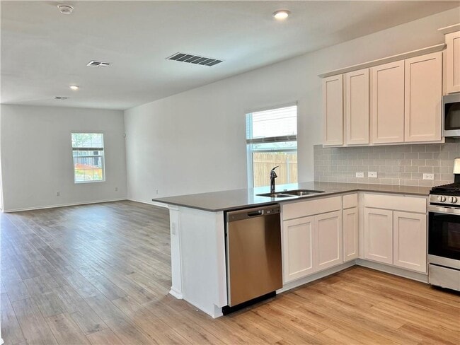 Building Photo - 290 Silver Glen Dr