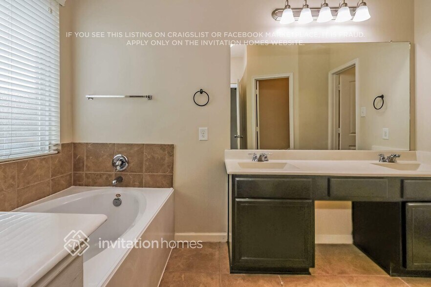 Building Photo - 3434 Tulip Trace Dr