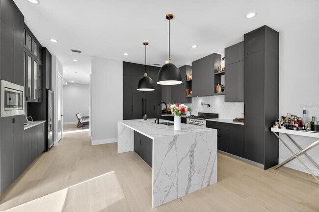 Building Photo - 423 W Amelia Ave