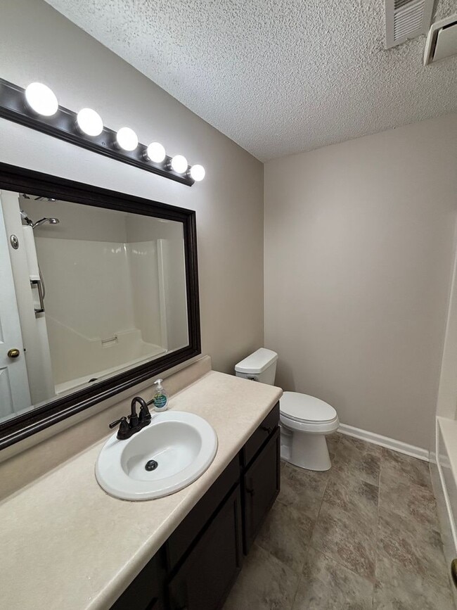 Building Photo - Cozy 3bd/2bth Condo in Powell - Minutes fo...