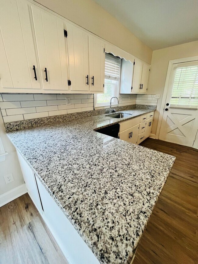Building Photo - Three Bedroom Modern Farmhouse in Southern...