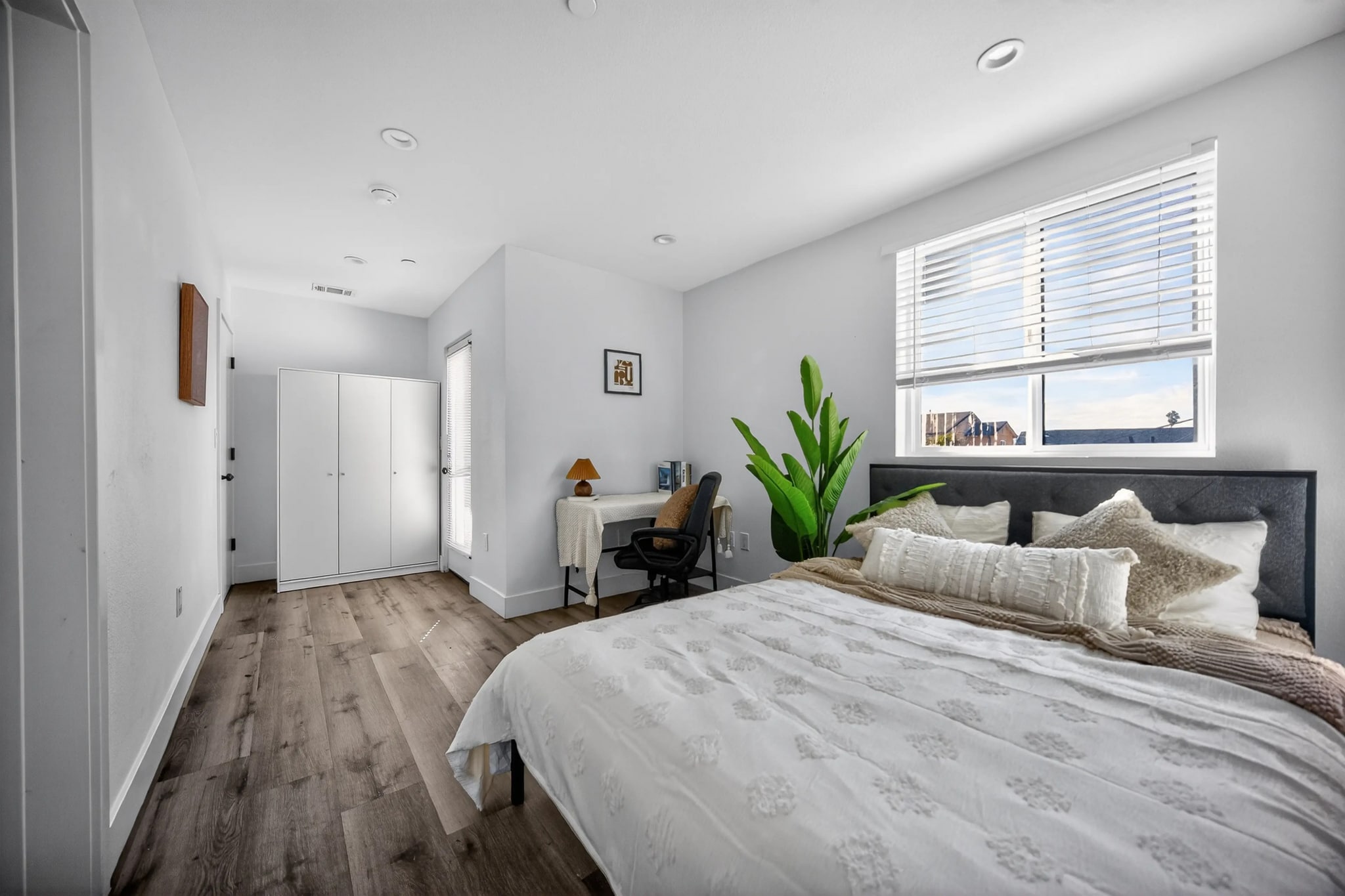 Building Photo - 1532 W 37th St