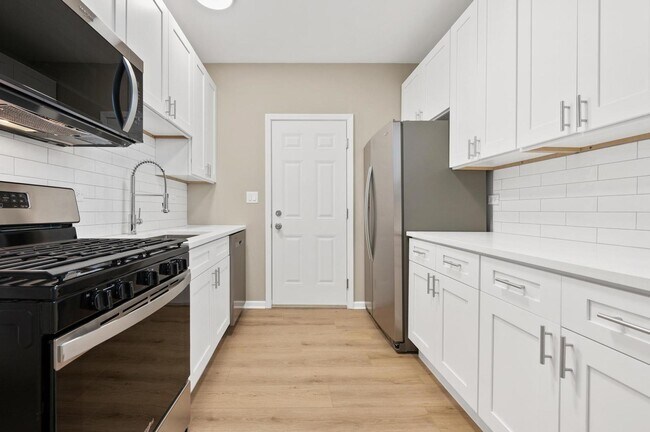 Building Photo - 3311 N Ravenswood Ave