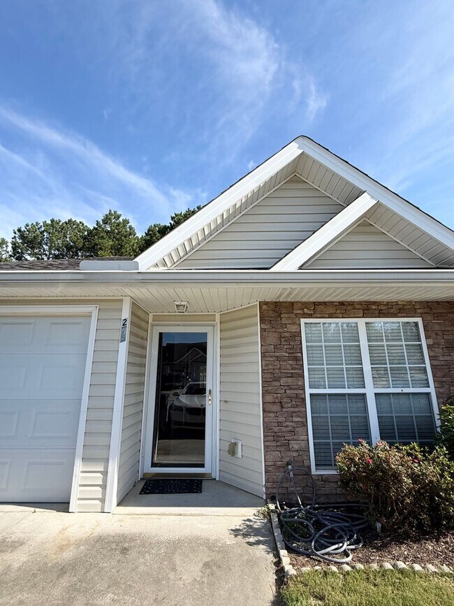 Building Photo - Great 2 Bedroom 2 Bath Townhouse with Garage