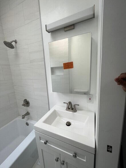 Building Photo - 1006 F St NE